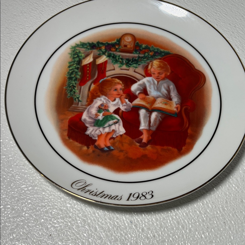 Vintage 1983 AVON Christmas Plate Christmas Memories, 3rd Edition, 22K Trim